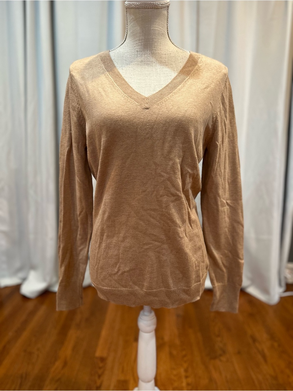 Worthington tan v-neck sweater women’s size medium EUC